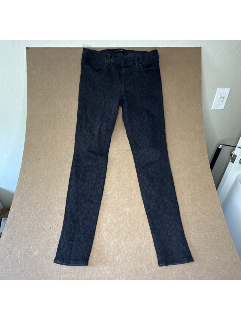 J Brand Super Skinny Lightweight Stretch Jeans in Black Leopard. Women's 30